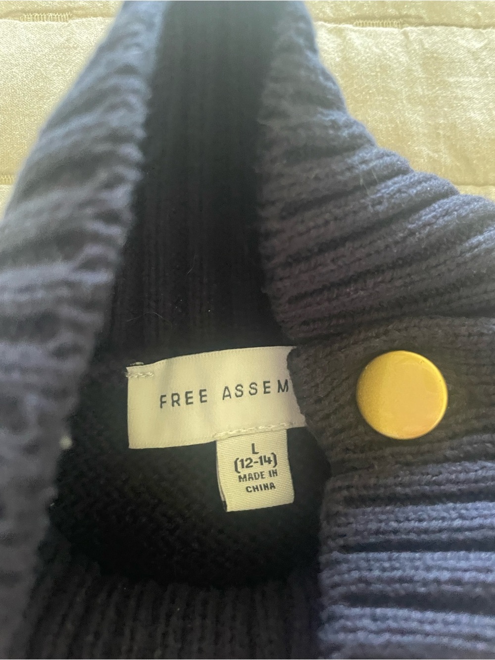 Free Assembly heart sweater large - Picture 3 of 3
